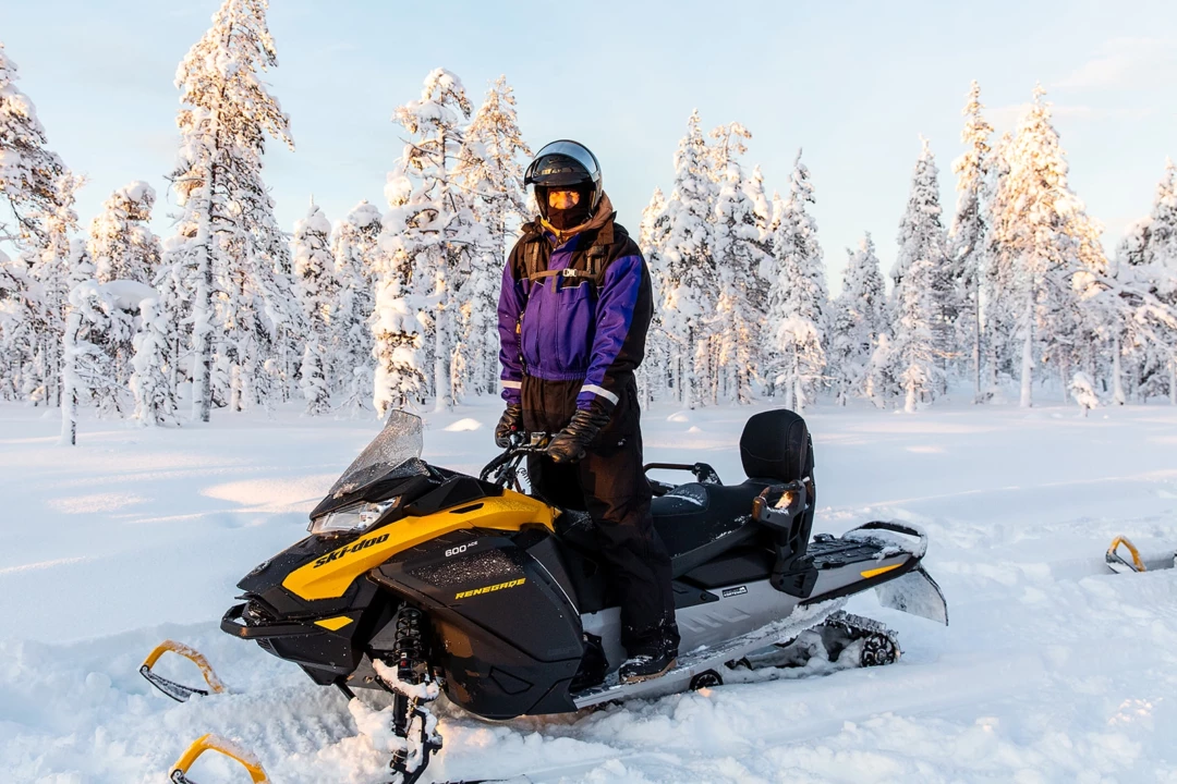 Een single in een winterwonderland met zijn sneeuwscooter tijdens de Singlereis naar Lapland