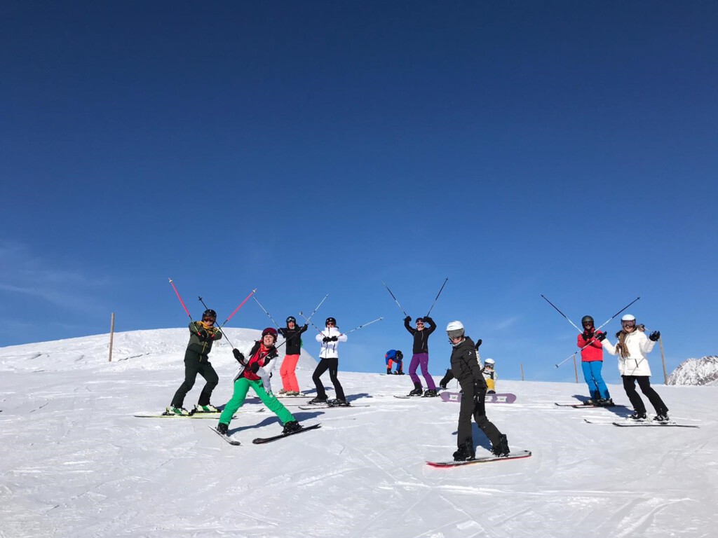 Groepsfoto op de piste tijdens de singlereis naar Alpe d'Huez