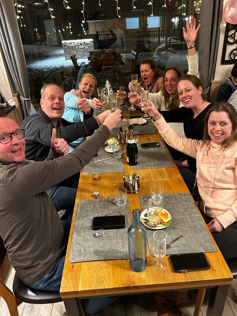 Groepsfoto tijdens diner van de Singlereis naar wintersport Alpe d'Huez