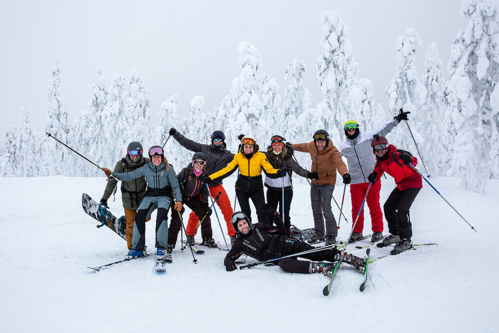 Groep singles poserend in de sneeuw in Lapland