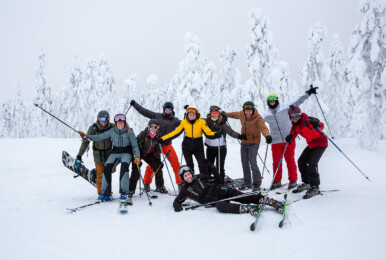 Groep singles poserend in de sneeuw in Lapland