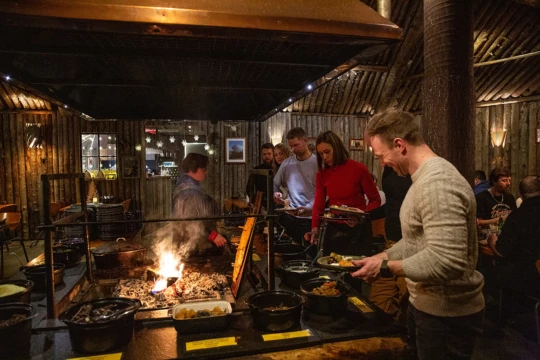 Wij nemen je 5 avonden mee naar leuke restaurantjes (bij reissom inbegrepen) diner singlereis Lapland