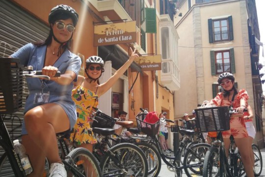 Singles poserend op hun gehuurde fiets in Mallorca