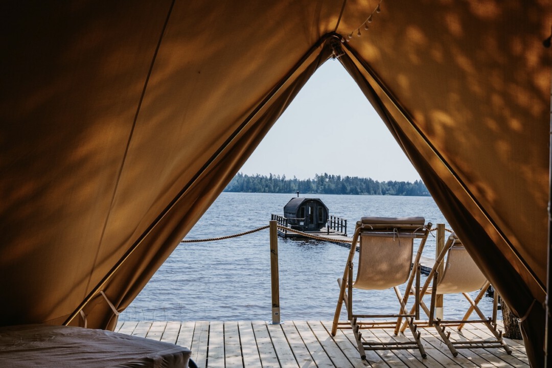 Uitzicht over het meer vanuit de glamping tipii tent