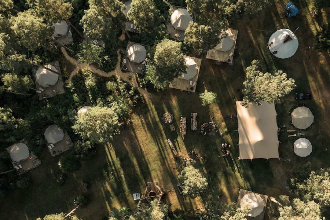 Bovenaanzicht van singlereis glamping locatie