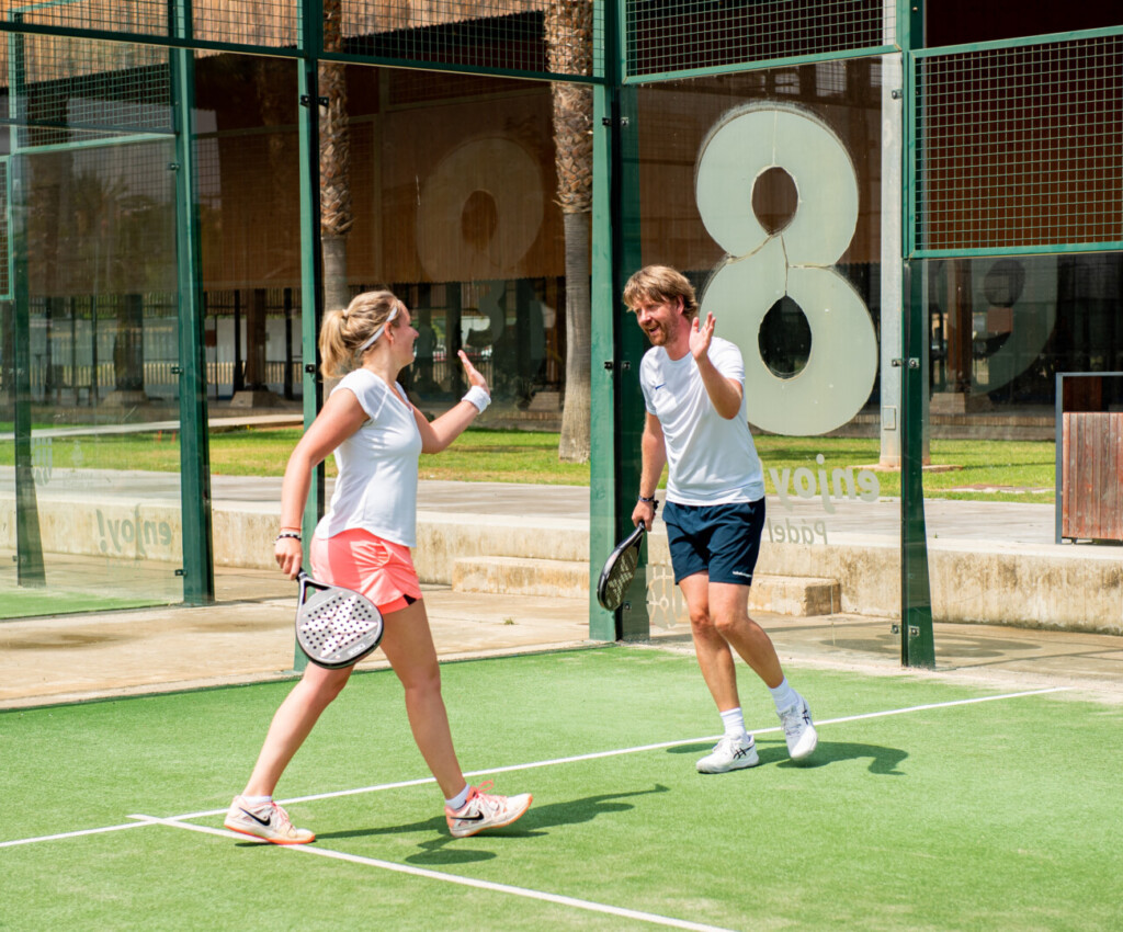 Singles vieren een punt tijdens padelreis valencia