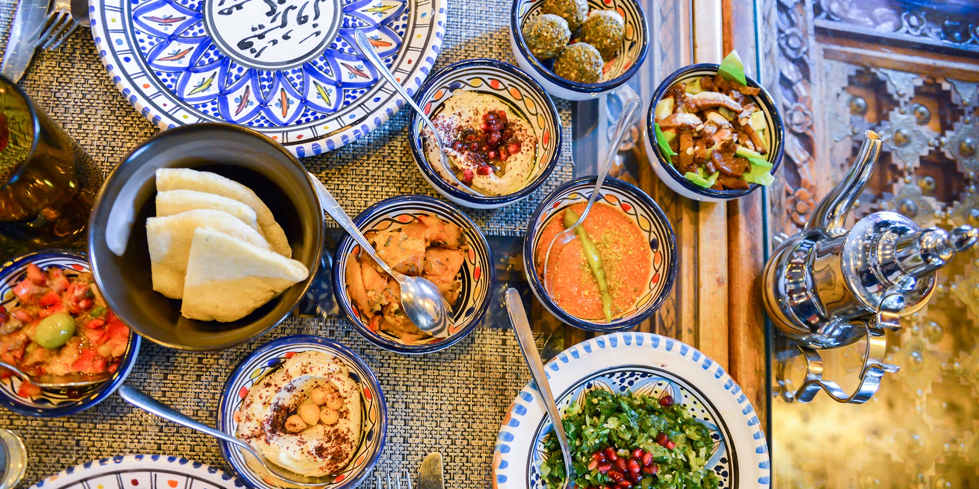 Afbeelding voorGeniet van de smaken van Jordanië, een waar mezze-feest voor de zintuigen.