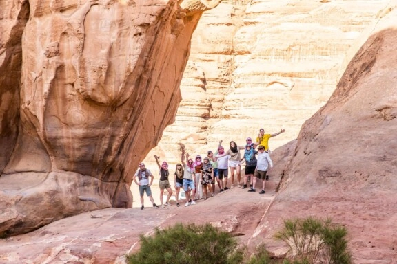Leg de indrukwekkende maar pittige route via de Siq af om bij 'geheime stad' Petra te komen. Groepsreis Jordanië