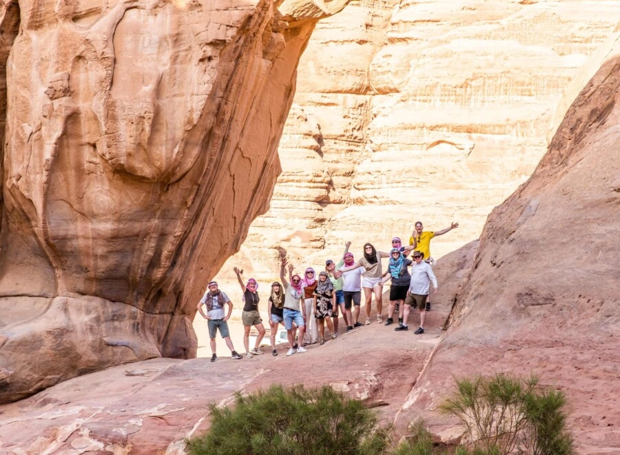 Leg de indrukwekkende maar pittige route via de Siq af om bij 'geheime stad' Petra te komen. Groepsreis Jordanië
