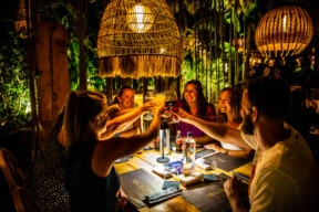 Proosten op een heerlijke vakantie. El Gouna groepsreis