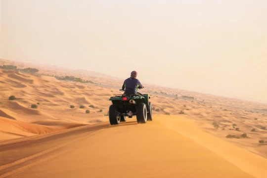 Scheur door de eindeloze woestijnlandschappen. Singlereis Egypte