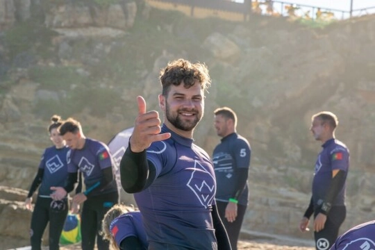 Op onze surfvakanties hangt altijd een relaxt sfeertje. surfvakantie voor singles