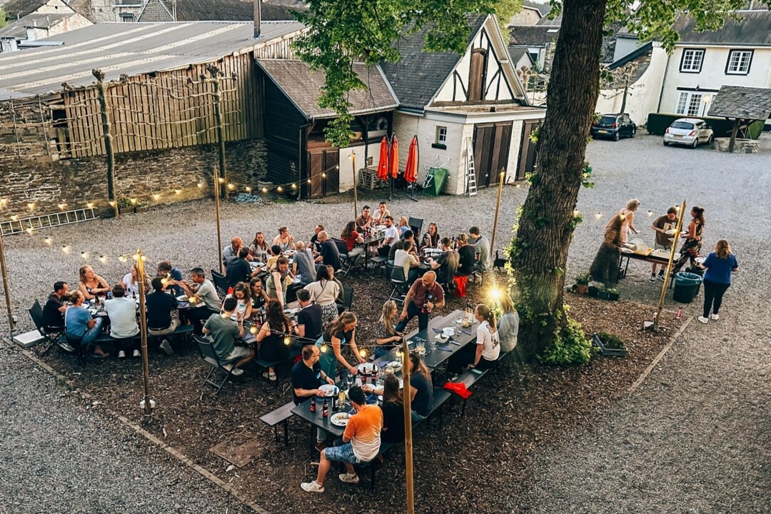 Gezellig samenzijn onder de boom