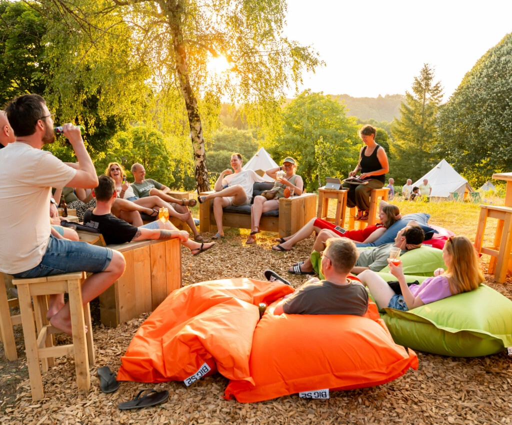 Gezellig samenkomen op de camping in Bujaleuf