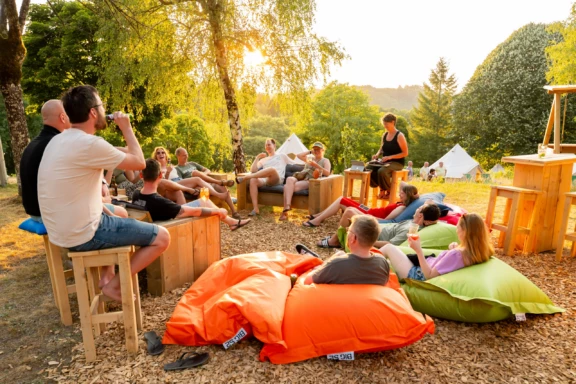 Gezellig samenkomen op de camping in Bujaleuf