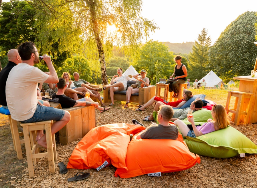 Gezellig samenkomen op de camping in Bujaleuf
