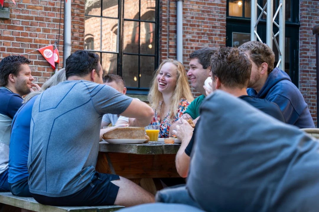 Gezellig samen buiten ontbijten